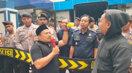 Ketua Formasi Iklal, saat menyerahkan Tolak angin kepada Andru, sebagai simbol agar Bea Cukai Madura tidak masuk angin.