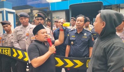 Ketua Formasi Iklal, saat menyerahkan Tolak angin kepada Andru, sebagai simbol agar Bea Cukai Madura tidak masuk angin.