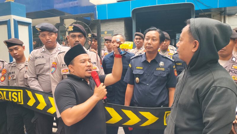 Ketua Formasi Iklal, saat menyerahkan Tolak angin kepada Andru, sebagai simbol agar Bea Cukai Madura tidak masuk angin.