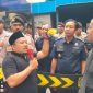 Ketua Formasi Iklal, saat menyerahkan Tolak angin kepada Andru, sebagai simbol agar Bea Cukai Madura tidak masuk angin.