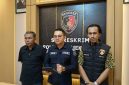 Kasi Humas Polres Pamekasan Ipda Evan Yoni Pratama (kanan) saat melakukan konferensi pers.