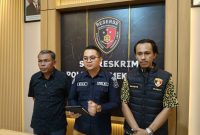 Kasi Humas Polres Pamekasan Ipda Evan Yoni Pratama (kanan) saat melakukan konferensi pers.