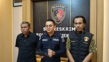 Kasi Humas Polres Pamekasan Ipda Evan Yoni Pratama (kanan) saat melakukan konferensi pers.