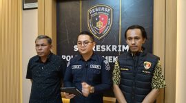 Kasi Humas Polres Pamekasan Ipda Evan Yoni Pratama (kanan) saat melakukan konferensi pers.