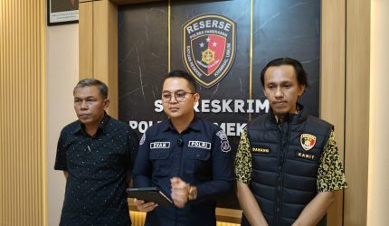 Kasi Humas Polres Pamekasan Ipda Evan Yoni Pratama (kanan) saat melakukan konferensi pers.