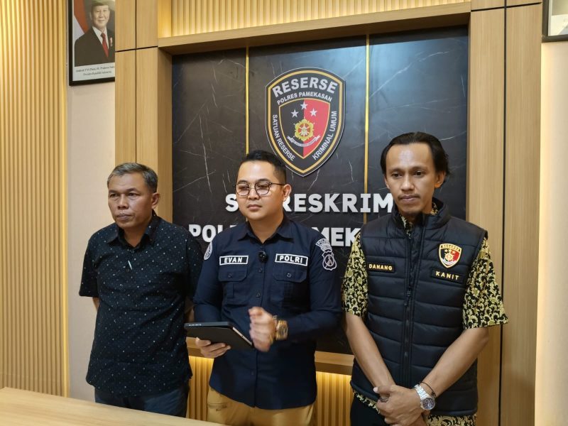 Kasi Humas Polres Pamekasan Ipda Evan Yoni Pratama (kanan) saat melakukan konferensi pers.