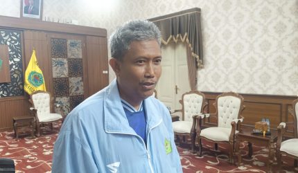Sekda Pamekasan Taufikurrachman, saat diwawancarai.