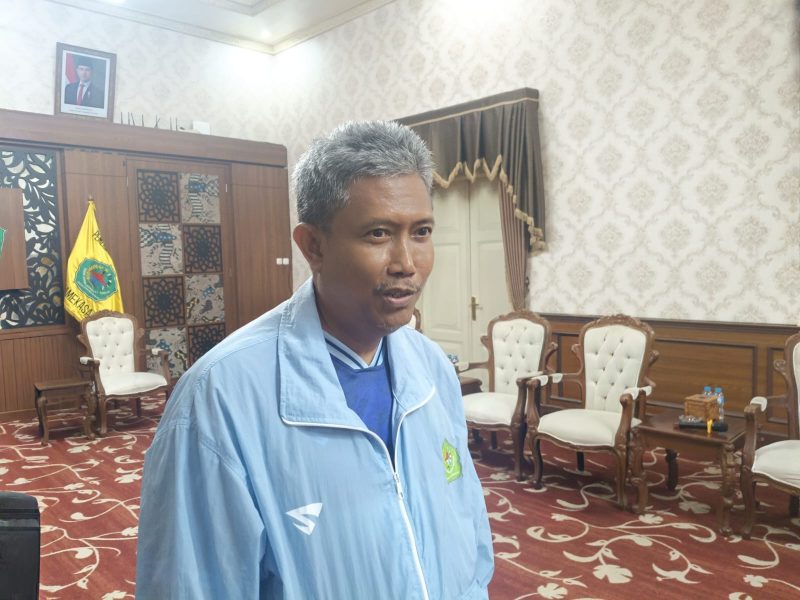 Sekda Pamekasan Taufikurrachman, saat diwawancarai.