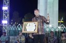 Founder BIP Ali Zainal Abidin saat menerima penghargaan.