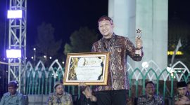 Founder BIP Ali Zainal Abidin saat menerima penghargaan.