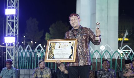 Founder BIP Ali Zainal Abidin saat menerima penghargaan.