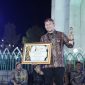 Founder BIP Ali Zainal Abidin saat menerima penghargaan.
