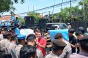 BMM saat melakukan aksi demonstrasi di Kantor BKPSDM Pamekasan.