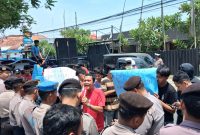 BMM saat melakukan aksi demonstrasi di Kantor BKPSDM Pamekasan.