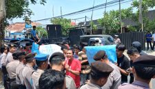 BMM saat melakukan aksi demonstrasi di Kantor BKPSDM Pamekasan.