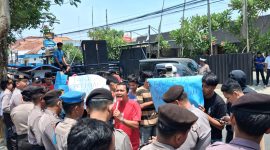 BMM saat melakukan aksi demonstrasi di Kantor BKPSDM Pamekasan.