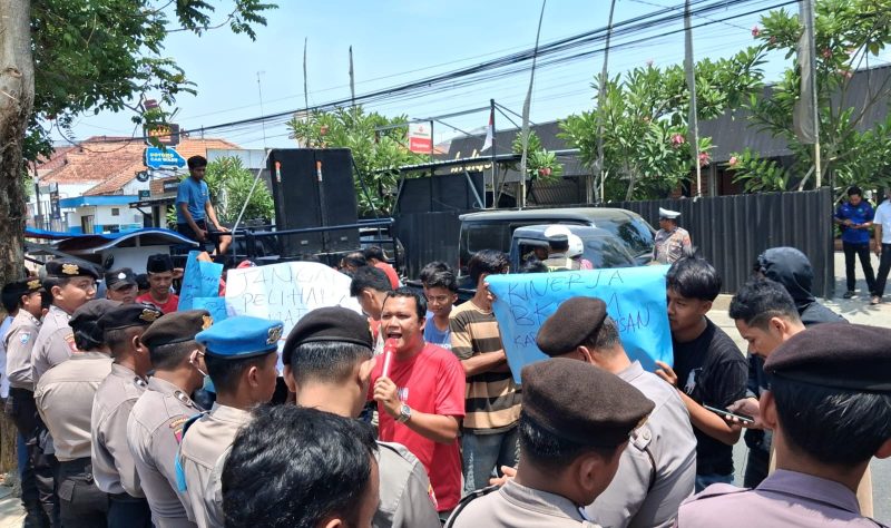 BMM saat melakukan aksi demonstrasi di Kantor BKPSDM Pamekasan.