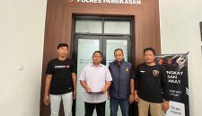 Kasat Reskrim Polres Pamekasan, AKP Yoyok Hardianto, saat menggelar konferensi pers ungkap kasus dugaan penistaan agama.